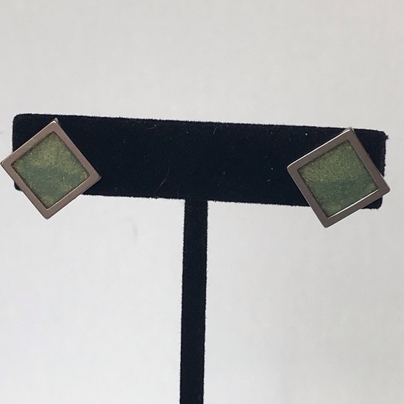 Ivy green resin studs on stainless steel backings. Handmade by ciranoushcrafting - Picture 1 of 2